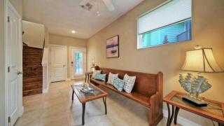 Pool Walkable to Old Town Eateries Nightlife Shops Palm Palace by AvantStay - 5