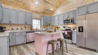 Pink Pines by AvantStay Luxury Aesthetic Dream Home Indoor Pool Hot Tub - 3