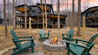 Kings Crown by AvantStay Indoor Pool Hot Tub Firepit Theater All-Season Retreat - 0