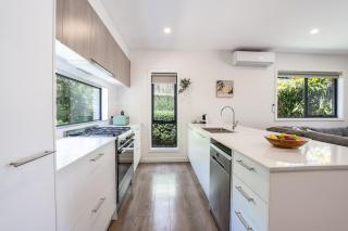Fresh, Modern Escape, Minutes to the Beach - 9