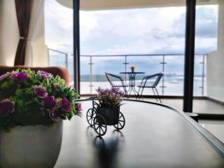 Danga Bay Beach-Side Family Getaway - 3