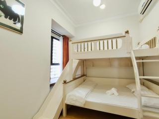 Danga Bay Beach-Side Family Getaway - 5