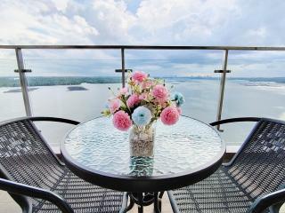 Danga Bay Beach-Side Family Getaway - 4