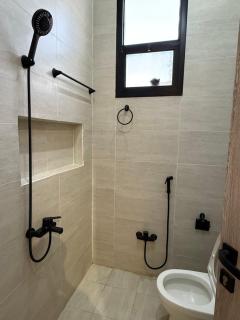 شقة بغرفة معيشة وغرفة نوم - 4