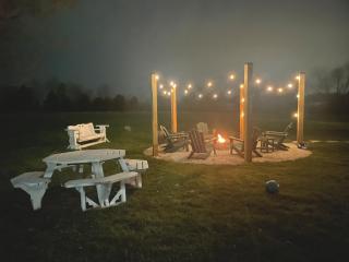 Hearth & Heartland Farmhouse on 3 private acres - 6