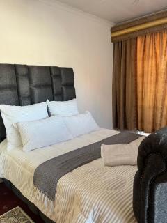 Lenisia Corporate Guest House - 9