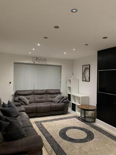 Modern house, sleeps 6, contractors welcome - 4