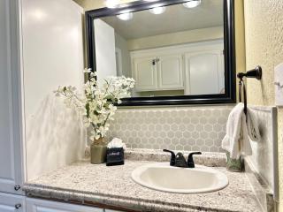 Near Downtown- Kitchen-washerdryer-parking - 7