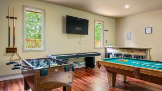 Lake Harmony Chalet w Hot Tub Arcades Near Beaches Ski Trails Everpine Lodge by AvantStay - 8