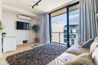 Ellipse Waterfall - Luxe Urban Escape - 4