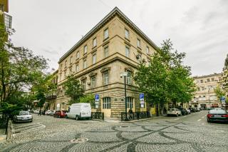 Luxury Fountain Square Apartment - 2