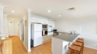 North Avoca Pearler - Just Opposite The Beach - 7