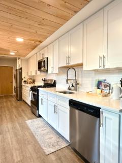 Holiday Downtown 2B2B Apt! Near Convention Center & PPAC - 0