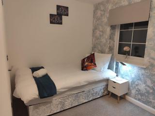 Hanley Haven 2BR 2BATH for Families and Groups Sleeps 8 - 8