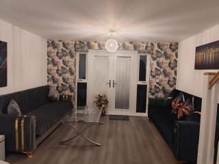 Hanley Haven 2BR 2BATH for Families and Groups Sleeps 8 - 0