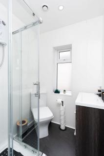 4 Bedroom House with 9 Beds, 2 Bathrooms and Garden, Sheffield - 3