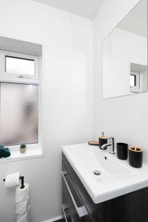 4 Bedroom House with 9 Beds, 2 Bathrooms and Garden, Sheffield - 6