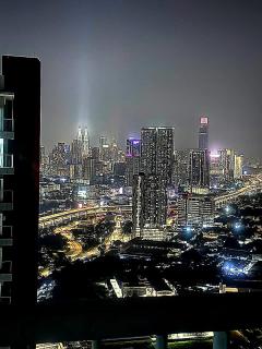 Ayazuki Sky Suite KLCC View 2BR Free Parking Netflix Swimming Pool - 1