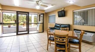 Rodeway Inn & Suites - 5