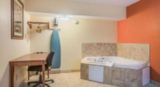 Rodeway Inn & Suites - 4