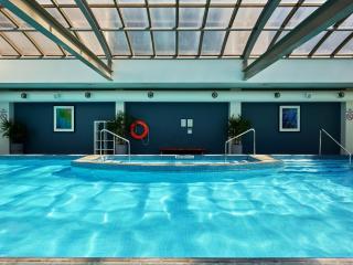 Modern Nomads City Bound Spacious Suite Indoor Pool & Balcony - 6