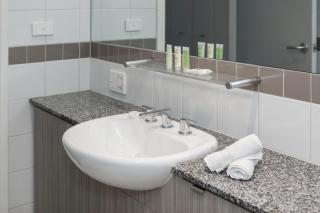 Modern Nomads City Bound Spacious Suite Indoor Pool & Balcony - 3