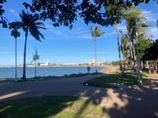Beachfront Bliss, Ocean Views, Balcony, Walk to Cafés and Pool in Townsville - 1