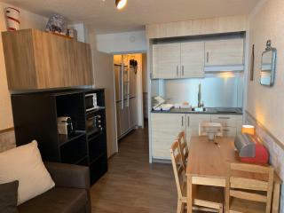 Stylish Alpine Nest with Panoramic VT Views - 9