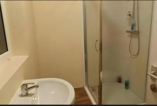 5 Minutes to Town Centre and Local Amenities - 9