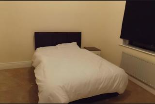 5 Minutes to Town Centre and Local Amenities At Stoke On Trent - 3