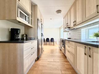 Business Groups Villa - 4 Bedrooms - 7 Beds - Near Volvo - 9