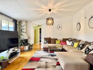 Workers Villa - 4BR - 4 Beds - Parking - Near Volvo - 9