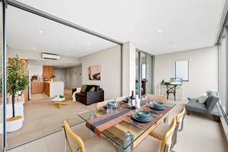 High-Rise Haven with Spectacular Skyline Views - 5