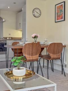 Stylish & Peaceful Bedford Apartment, FREE PARKING, Near M1 Motorway, LUXURY Condition Throughout, Sleeps 5 Guests - 3