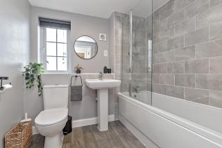 Stylish & Peaceful Bedford Apartment, FREE PARKING, Near M1 Motorway, LUXURY Condition Throughout, Sleeps 5 Guests - 8