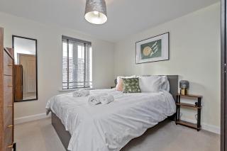 Stylish & Peaceful Bedford Apartment, FREE PARKING, Near M1 Motorway, LUXURY Condition Throughout, Sleeps 5 Guests - 5