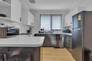 Barkly St Kilda Modern Escape by Ready Set Stay - 9