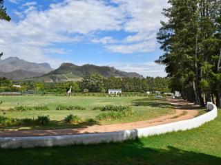 La Jolie Dauphine Guest House - 6