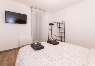 Le Pommery with private parking - 5