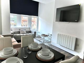 Beautiful 2-Bed apartment City Centre near LGI - 0