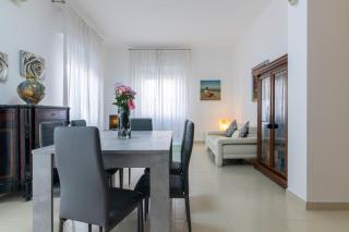 GuestHost - Palermo Roomy and Modern Apartment - 4