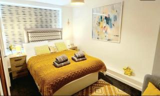 Sea Breeze, 2 BDR with en-suites, private parking, internet- sleeps 4 ppl - 9