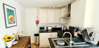 Sea Breeze, 2 BDR with en-suites, private parking, internet- sleeps 4 ppl - 4