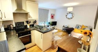 Sea Breeze, 2 BDR with en-suites, private parking, internet- sleeps 4 ppl - 5