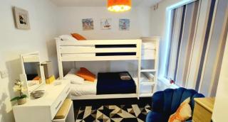 Sea Breeze, 2 BDR with en-suites, private parking, internet- sleeps 4 ppl - 1