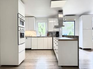 Worker and Families Villa Near the Lake - 3 BR - 6 Beds - Parking - Near Volvo - 3