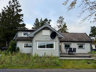 Workers House Villa Near the Lake - 4 BR - 8 Beds - Parking - Near Volvo - 9