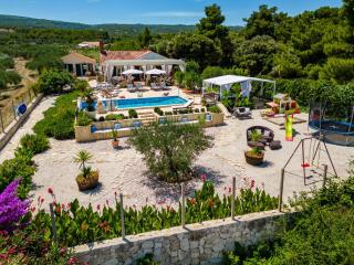 Beachfront House Mir with private pool and jacuzzi right at the beach in beautiful bay in Mirca - Brac - 5