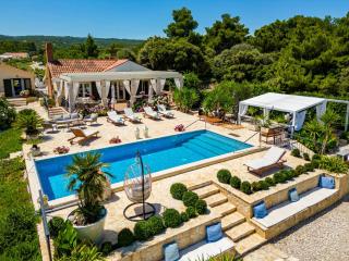 Beachfront House Mir with private pool and jacuzzi right at the beach in beautiful bay in Mirca - Brac - 4