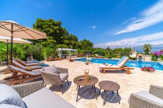 Beachfront House Mir with private pool and jacuzzi right at the beach in beautiful bay in Mirca - Brac - 3